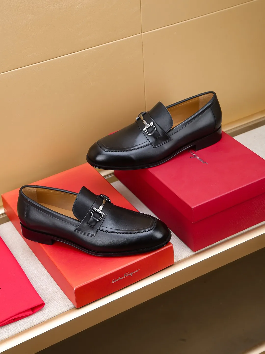 Men's shoes 💰460 🕷🕷🐂【Ferragamo】Ferragamo Popular fashionable leather shoes🇨🇳Official website counter 1:1 production, original mold opening💯Good quality can be seen, imported high-end first-layer waxed calfskin, water-dyed🐂leather lining🌿very clear texture, high-quality waterproof, non-slip and wear-resistant outsole🎋high quality and low price, truly handmade🍓colors available! Code number 39-44......(38.45.46.47 customized)